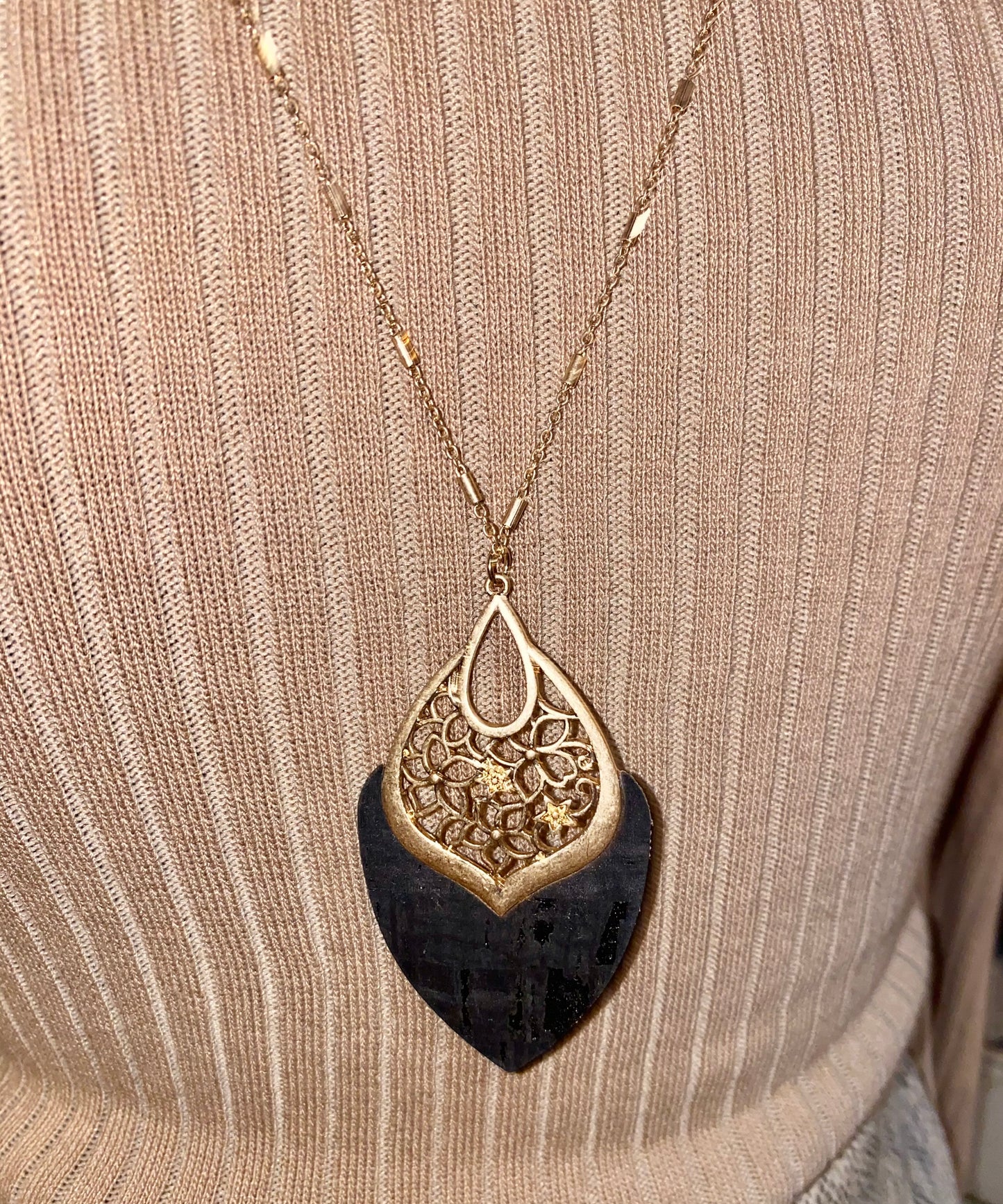 Teardrop detailed long necklace