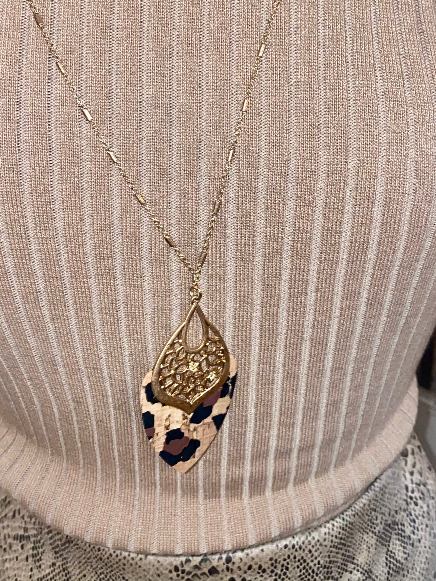 Teardrop detailed long necklace